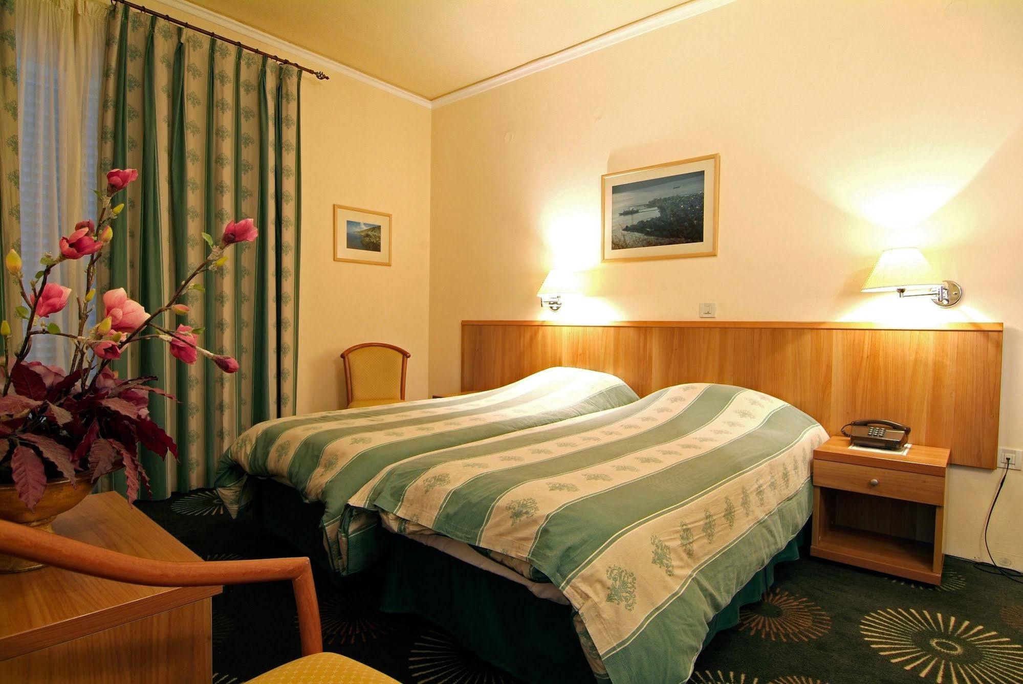 Hotel Kalafati Itea Exteriör bild