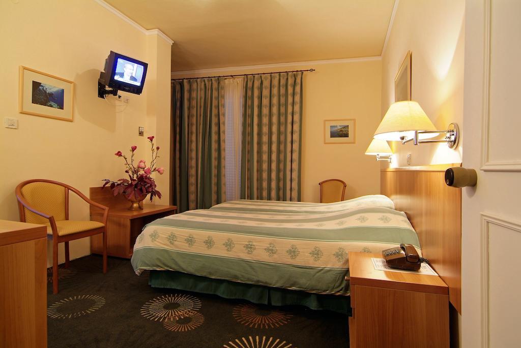 Hotel Kalafati Itea Exteriör bild